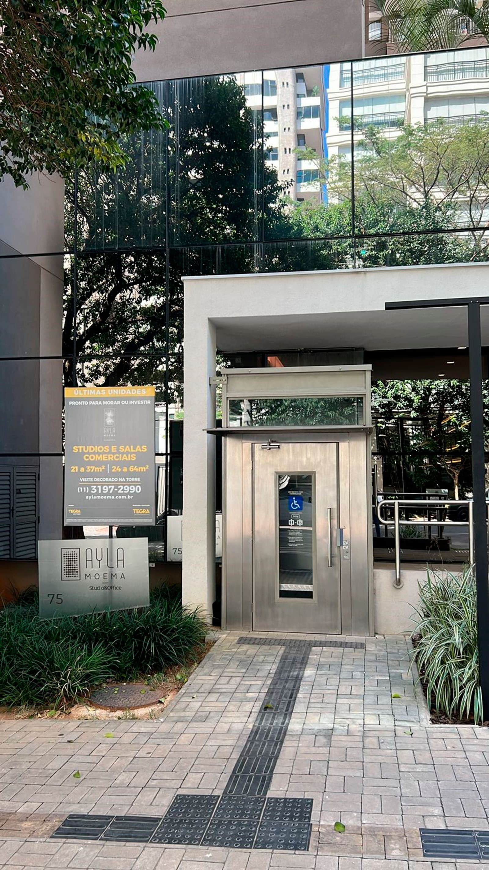 Detalhe da fachada e acessibilidade