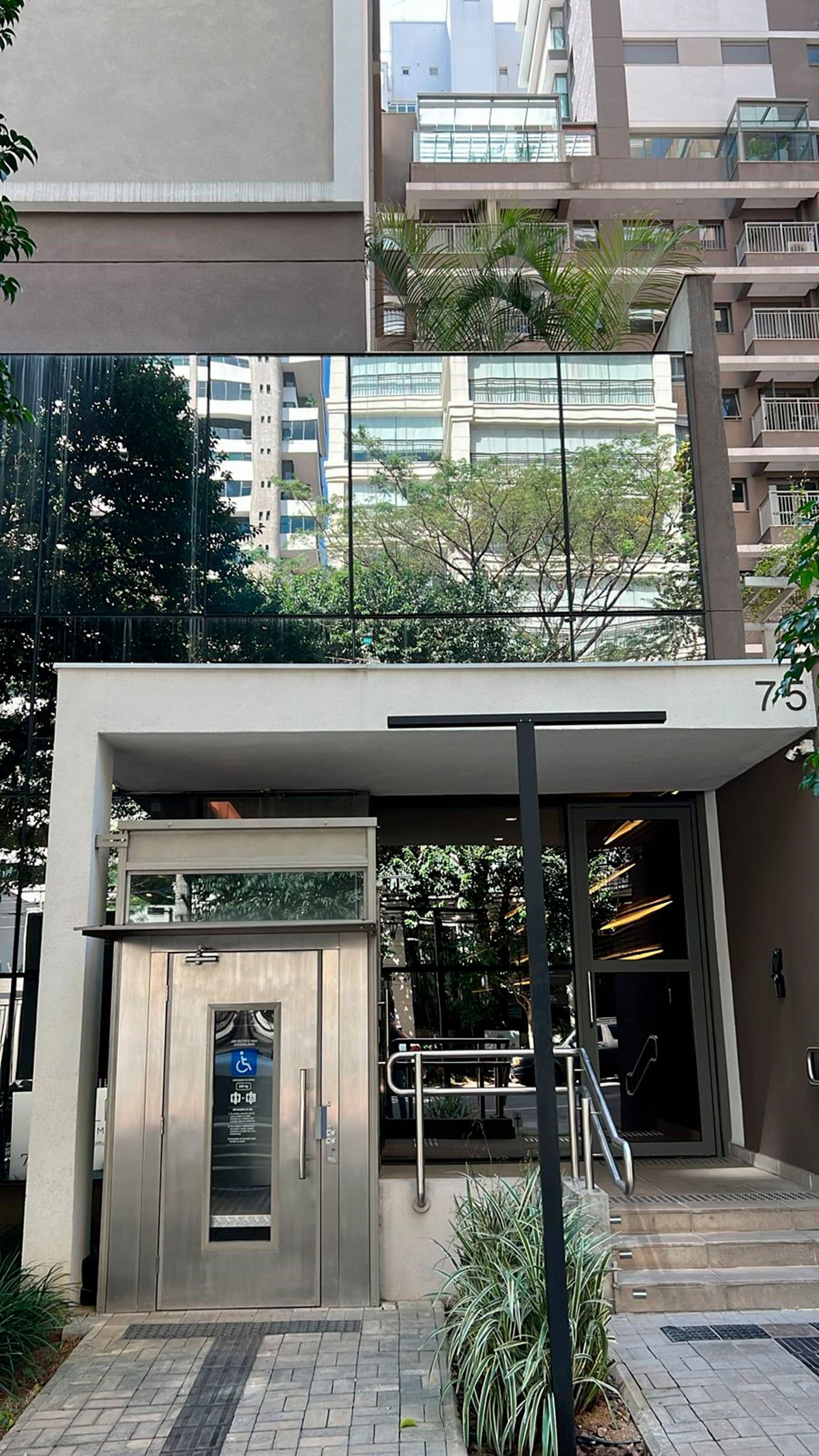 Detalhe da fachada e acessibilidade
