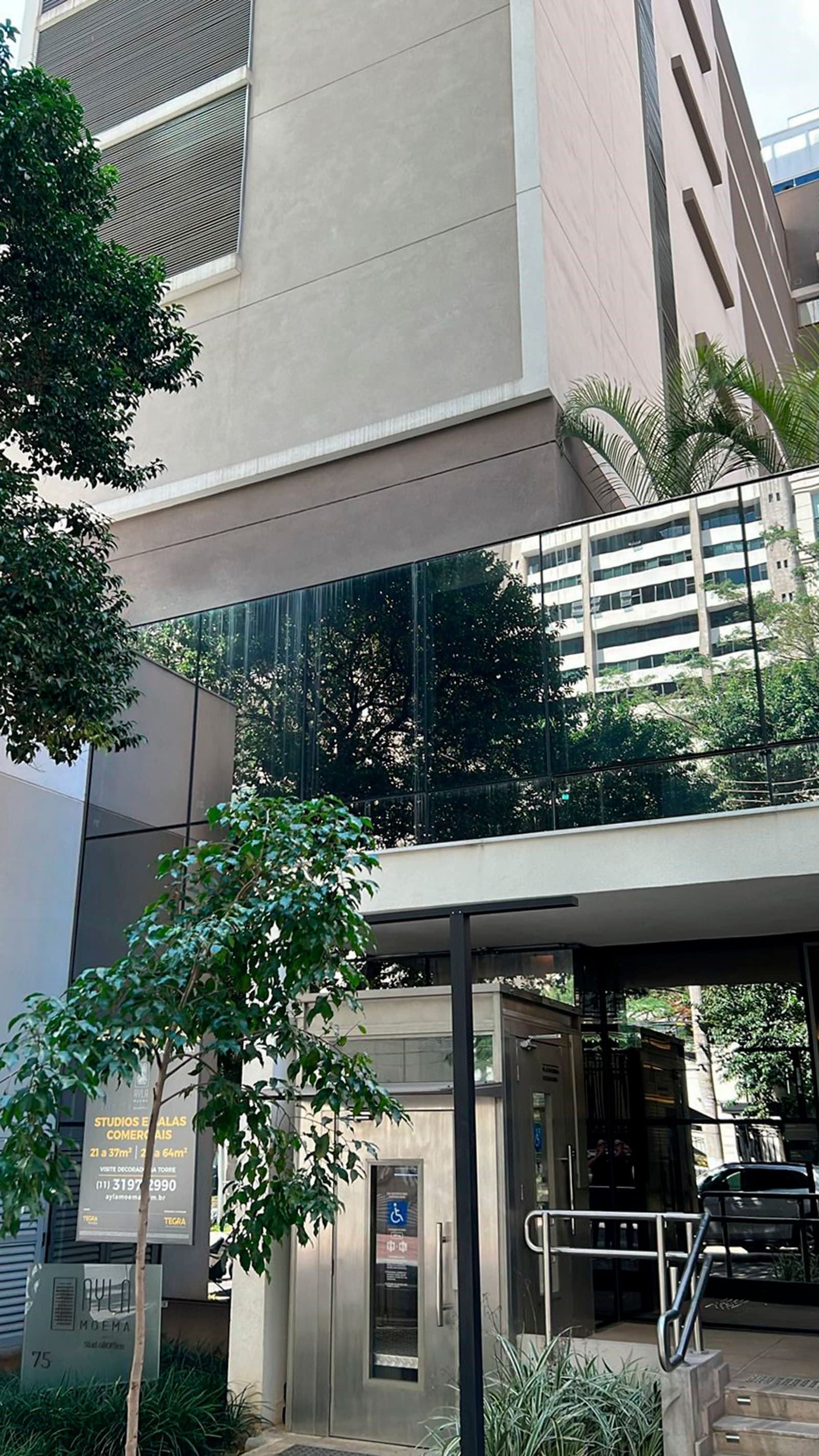 Detalhe da fachada e acessibilidade