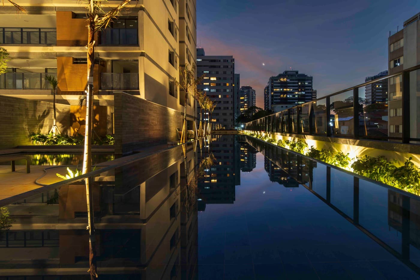 Fachada e Piscina Noturnas